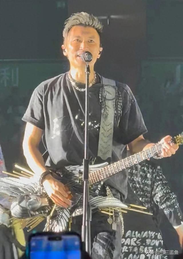 谢霆锋喷鼻
港开唱，王菲全副武装坐角落，张柏芝独自一人在嘉兴