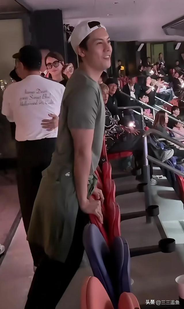 谢霆锋喷鼻
港开唱，王菲全副武装坐角落，张柏芝独自一人在嘉兴