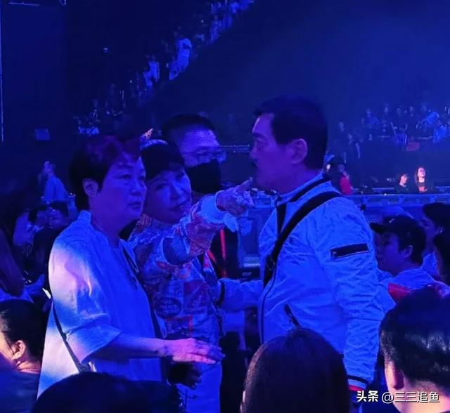 谢霆锋喷鼻
港开唱，王菲全副武装坐角落，张柏芝独自一人在嘉兴