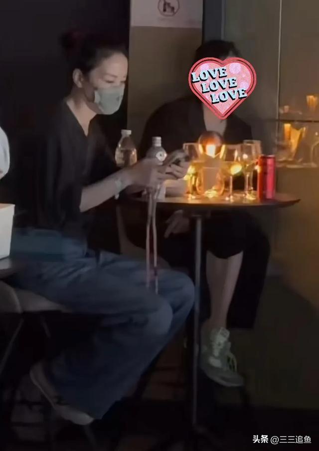 谢霆锋喷鼻
港开唱，王菲全副武装坐角落，张柏芝独自一人在嘉兴