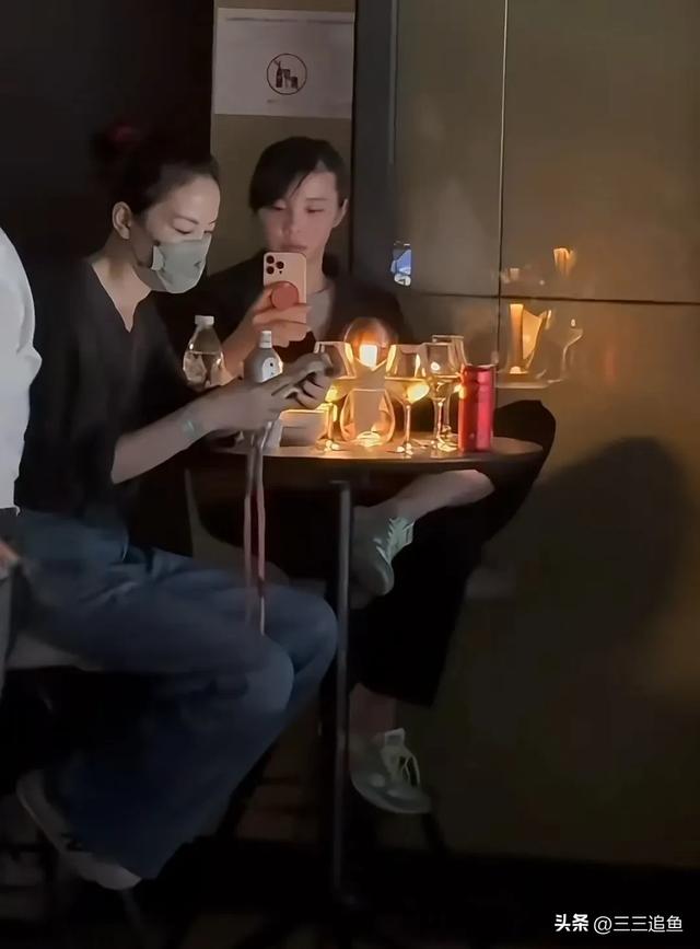 谢霆锋喷鼻
港开唱，王菲全副武装坐角落，张柏芝独自一人在嘉兴