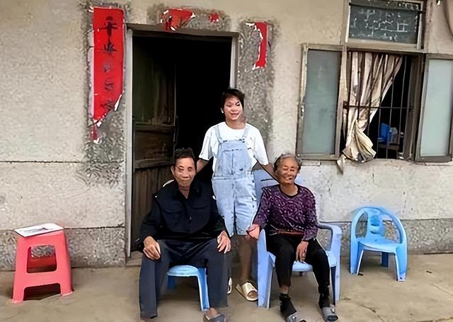 全红婵家乡
盖别墅，老爹找的建筑队已入场，网友调侃奥运冠军有钱