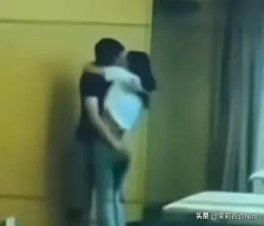 安徽铁塔不雅不雅

视频后续 男女被停职，身份关系被扒，更多本相曝光