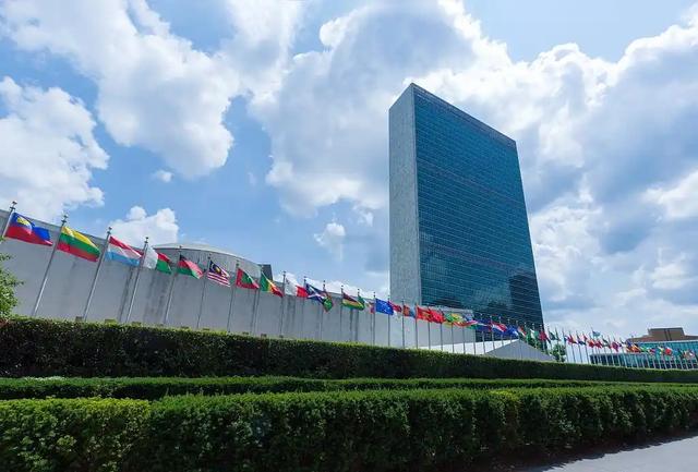 中国换上新打法，对美国火力全开，连合国总部搬离纽约还真有可能