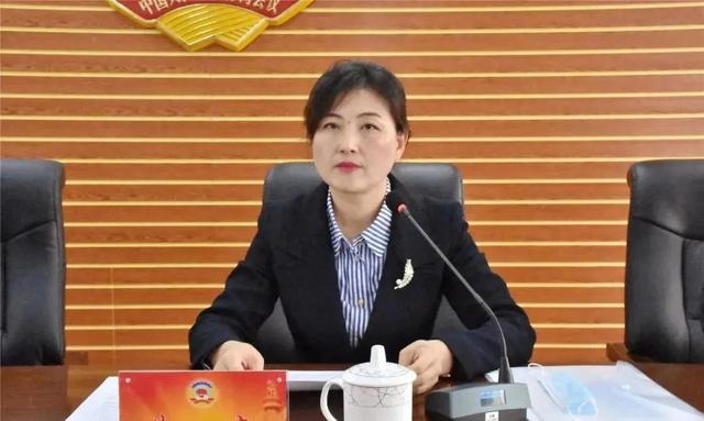 浓眉年夜
眼 妆容精致
 肤白貌美 气质优，黑龙江一女干部被查，今年54岁