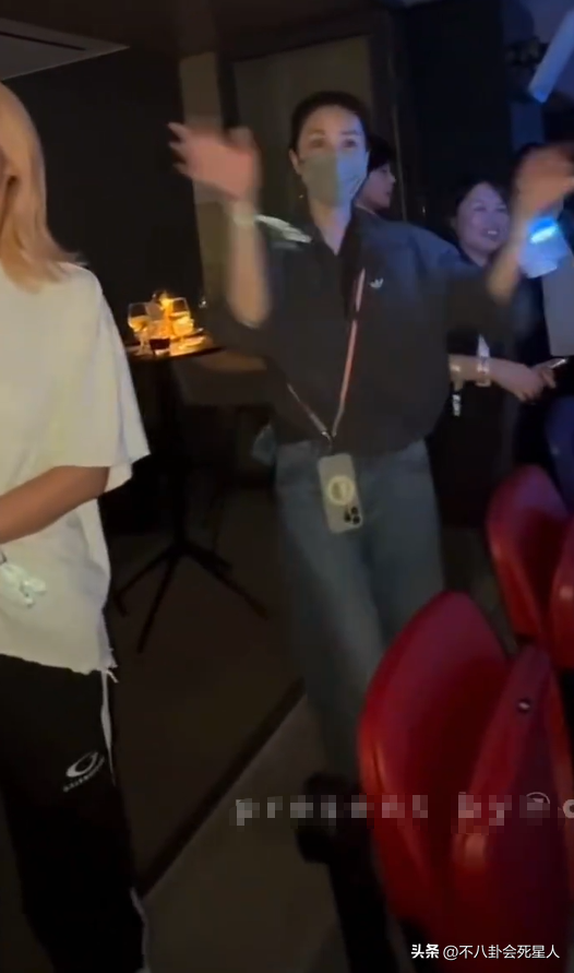 谢霆锋演唱会王菲伴舞，55岁天后仍旧少女，两人兜兜转转终成眷侣
