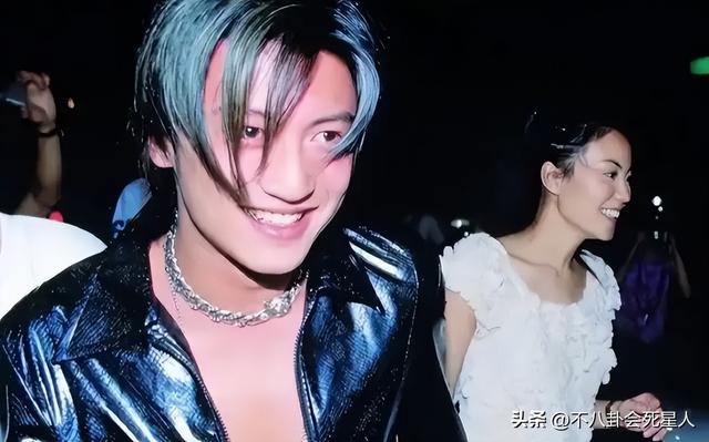 谢霆锋演唱会王菲伴舞，55岁天后仍旧少女，两人兜兜转转终成眷侣