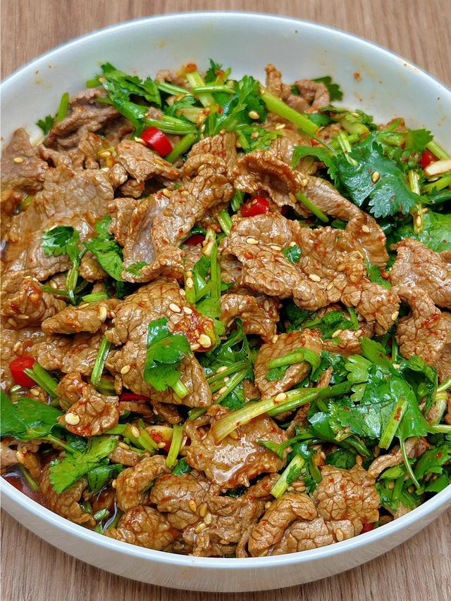 牛肉的新服法
，不炒不炖不红烧，我家闺女能吃半斤，天天吃都不腻