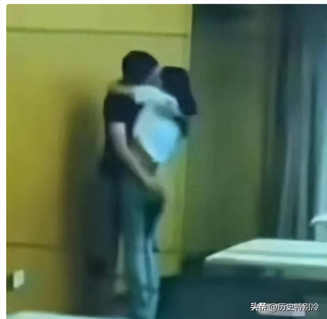 安徽铁塔不雅不雅

视频后续，双方身份疑曝光，已被停职，知情人曝更多