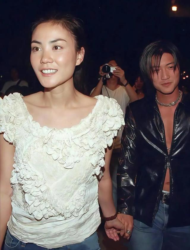 心疼张柏芝！谢霆锋演唱会高调示爱 王菲包间偷拍画面流出！