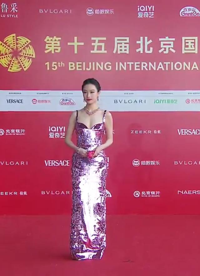 北影节终结
红毯：被倪妮惊艳，盘靓条顺艳压群芳，彻底秒了林志玲