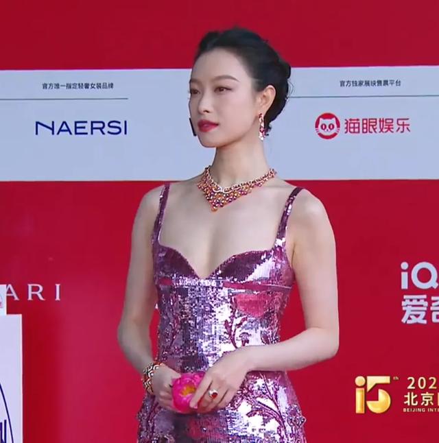 北影节终结
红毯：被倪妮惊艳，盘靓条顺艳压群芳，彻底秒了林志玲
