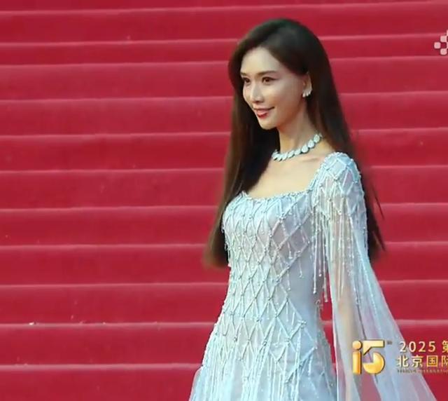 北影节终结
红毯：被倪妮惊艳，盘靓条顺艳压群芳，彻底秒了林志玲