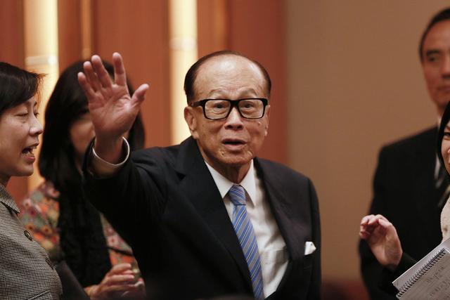 中国不挽留，美国不收容
，被夹在中心的李嘉诚，终于玩脱了