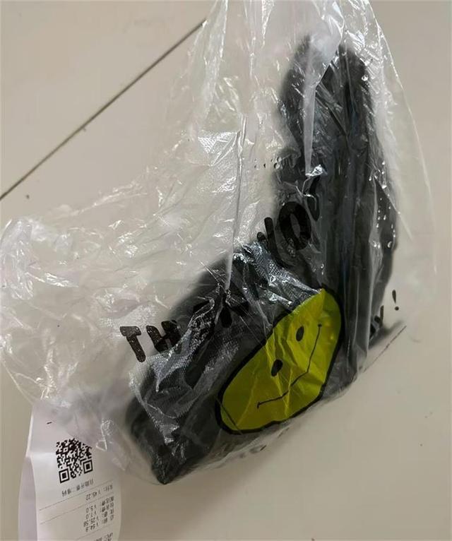 成都一女子称网购避孕套后被快递小哥短信骚扰，店铺称发货的袋子是封好的，配送员已电话致歉