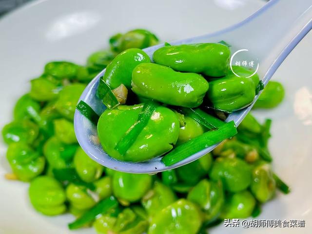炒蚕豆直接下锅？难怪不入味，多做1步，软糯鲜喷鼻香

，不发黑又入味