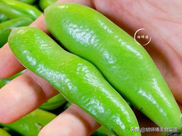 炒蚕豆直接下锅？难怪不入味，多做1步，软糯鲜喷鼻香

，不发黑又入味