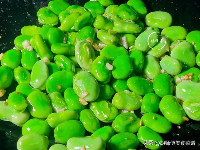 炒蚕豆直接下锅？难怪不入味，多做1步，软糯鲜喷鼻香

，不发黑又入味