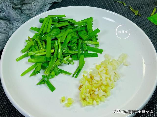 炒蚕豆直接下锅？难怪不入味，多做1步，软糯鲜喷鼻香

，不发黑又入味