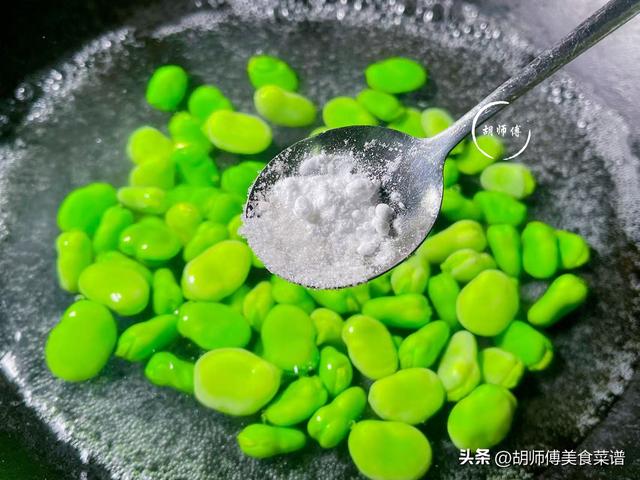 炒蚕豆直接下锅？难怪不入味，多做1步，软糯鲜喷鼻香

，不发黑又入味