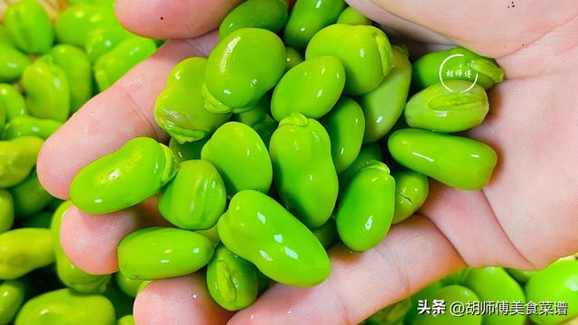 炒蚕豆直接下锅？难怪不入味，多做1步，软糯鲜喷鼻香

，不发黑又入味