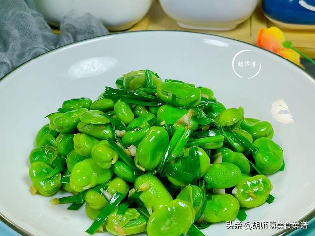 炒蚕豆直接下锅？难怪不入味，多做1步，软糯鲜喷鼻香

，不发黑又入味