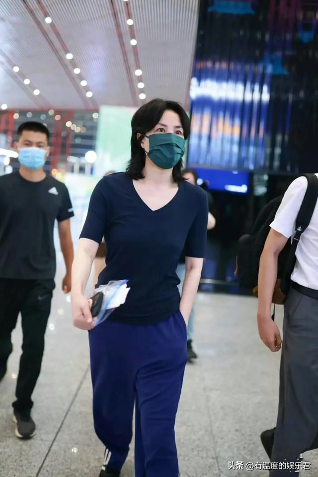 王菲现实长什么样？路人镜头才是照妖镜，忽然理解谢霆锋的埋头了