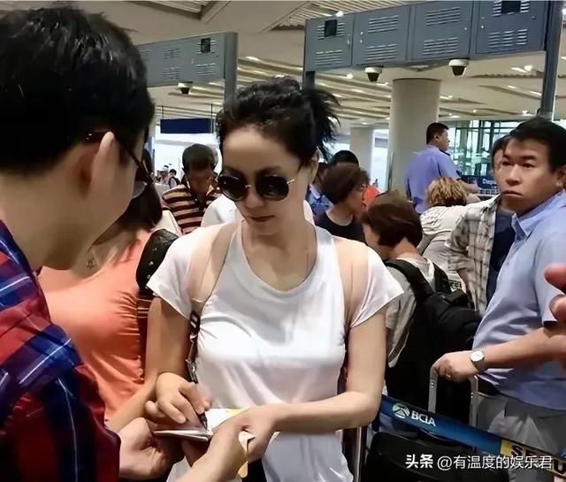 王菲现实长什么样？路人镜头才是照妖镜，忽然理解谢霆锋的埋头了