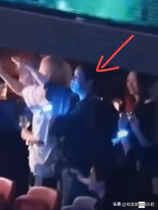 王菲现实长什么样？路人镜头才是照妖镜，忽然理解谢霆锋的埋头了