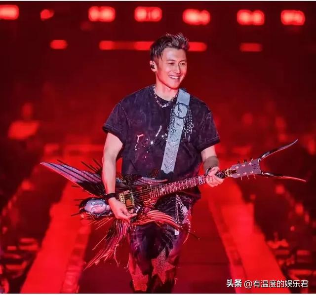 王菲现实长什么样？路人镜头才是照妖镜，忽然理解谢霆锋的埋头了