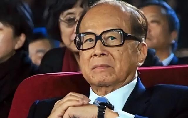 中国不挽留，美国不收留
，被夹在中间的李嘉诚，终于玩不转了！