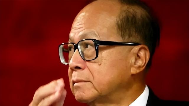 中国不挽留，美国不收留
，被夹在中间的李嘉诚，终于玩不转了！