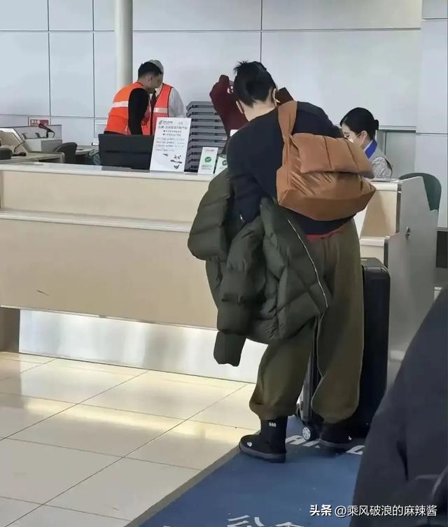 看了55岁王菲近照，终于懂谢霆锋为啥非她不可