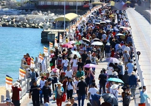 为何故
前五一放7天，现在却改成五天还得调休，原来都是他的发起