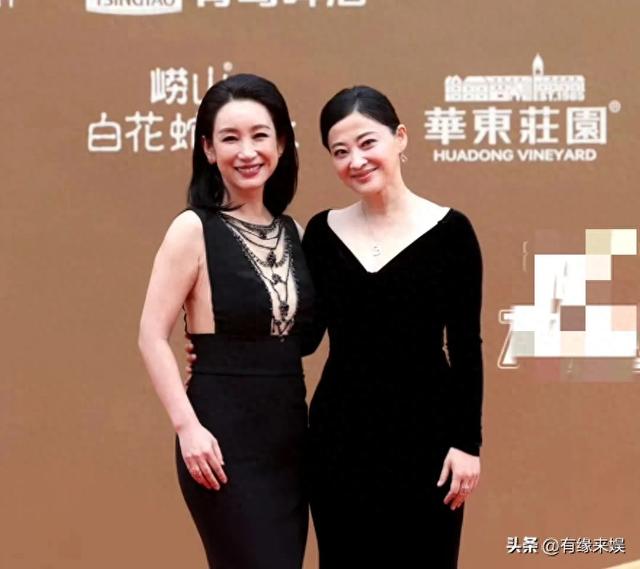 华表奖这一夜，被笑不露齿的章子怡惊艳，不穿暴露礼服却艳压群芳