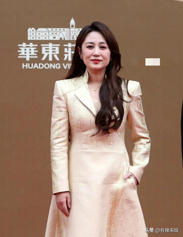 华表奖这一夜，被笑不露齿的章子怡惊艳，不穿暴露礼服却艳压群芳