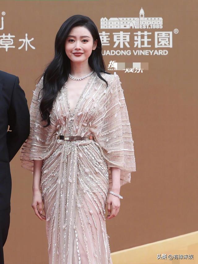 华表奖这一夜，被笑不露齿的章子怡惊艳，不穿暴露礼服却艳压群芳