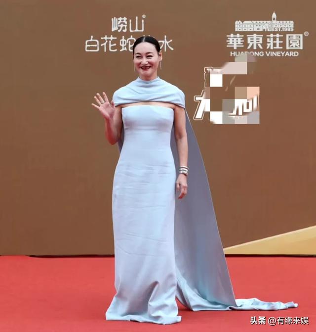 华表奖这一夜，被笑不露齿的章子怡惊艳，不穿暴露礼服却艳压群芳
