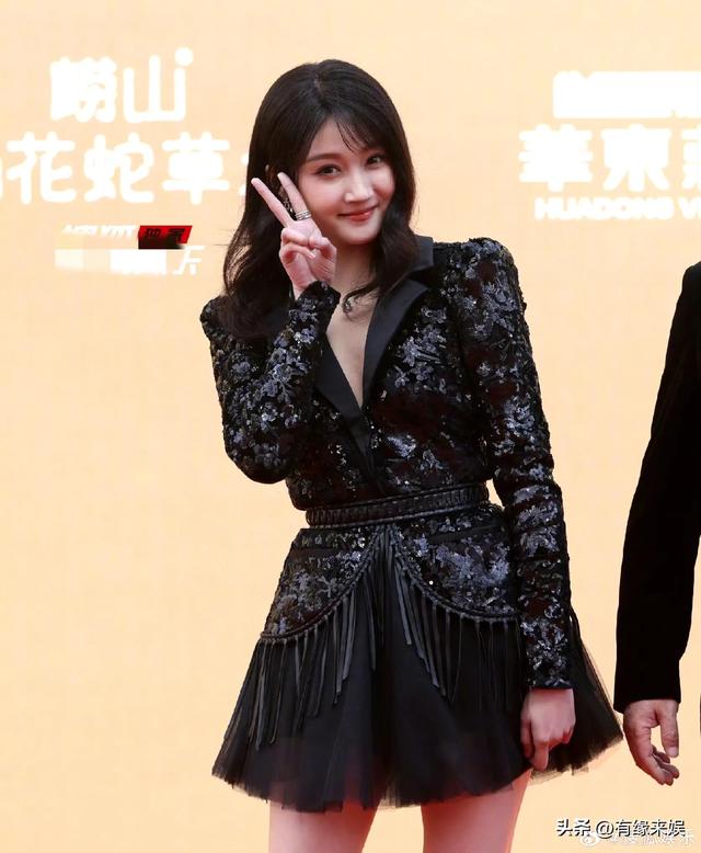 华表奖这一夜，被笑不露齿的章子怡惊艳，不穿暴露礼服却艳压群芳