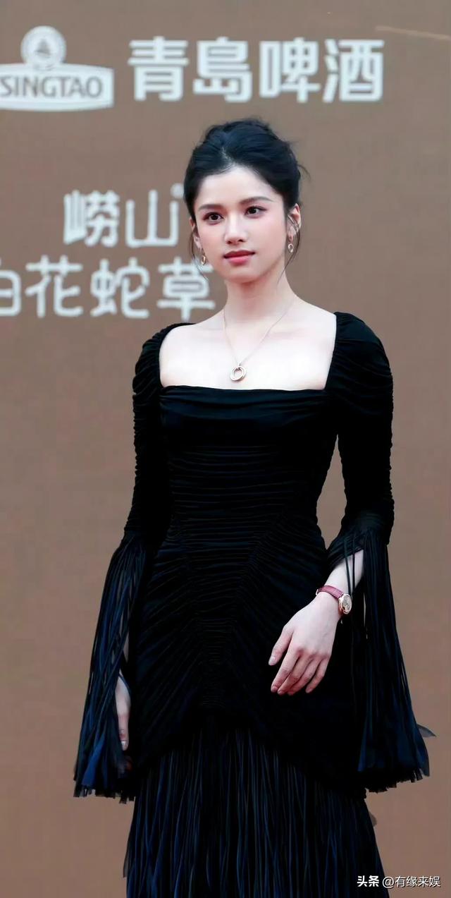 华表奖这一夜，被笑不露齿的章子怡惊艳，不穿暴露礼服却艳压群芳