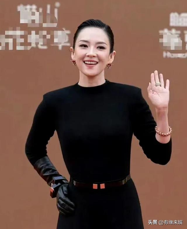 华表奖这一夜，被笑不露齿的章子怡惊艳，不穿暴露礼服却艳压群芳