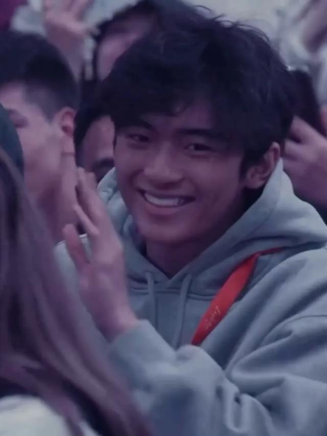 谢霆锋带俩儿子用饭，Lucas和小Q满脸崇拜看着爸爸，父子仨好温馨
