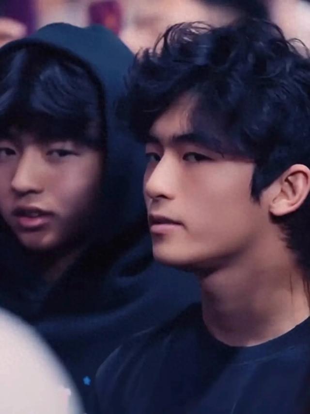 谢霆锋带俩儿子用饭，Lucas和小Q满脸崇拜看着爸爸，父子仨好温馨
