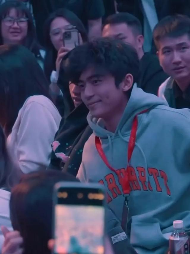 谢霆锋带俩儿子用饭，Lucas和小Q满脸崇拜看着爸爸，父子仨好温馨