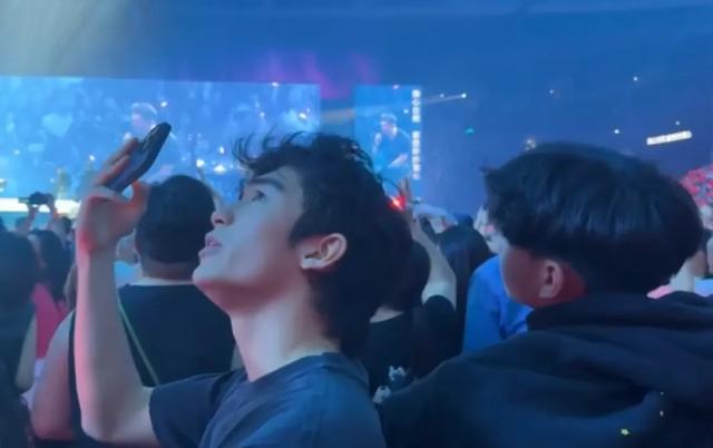 谢霆锋带俩儿子用饭，Lucas和小Q满脸崇拜看着爸爸，父子仨好温馨
