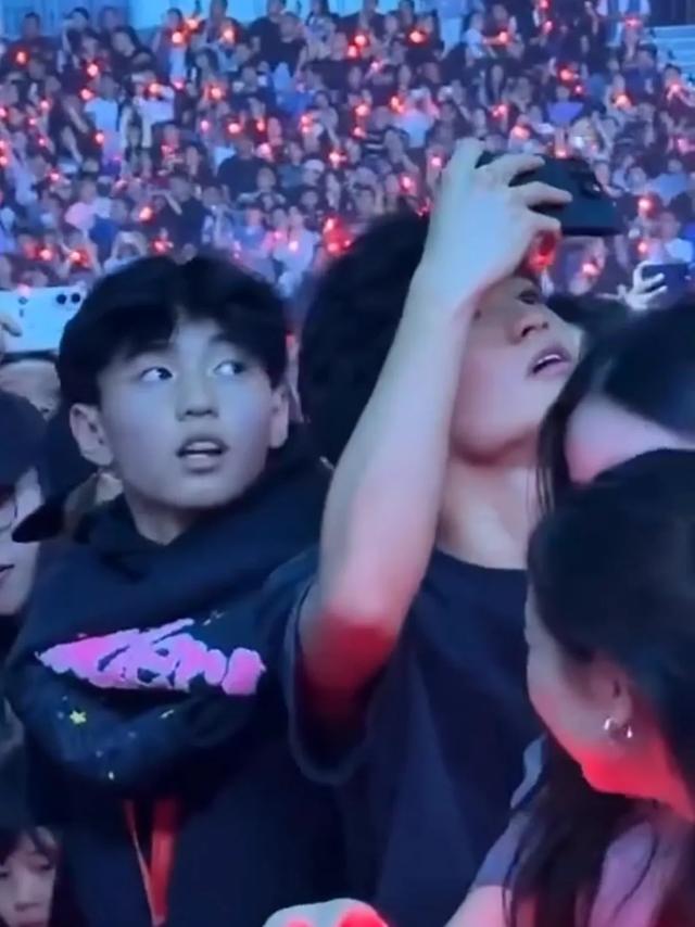 谢霆锋带俩儿子用饭，Lucas和小Q满脸崇拜看着爸爸，父子仨好温馨