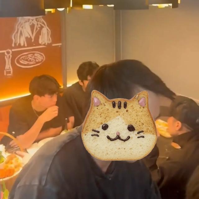 谢霆锋带俩儿子用饭，Lucas和小Q满脸崇拜看着爸爸，父子仨好温馨