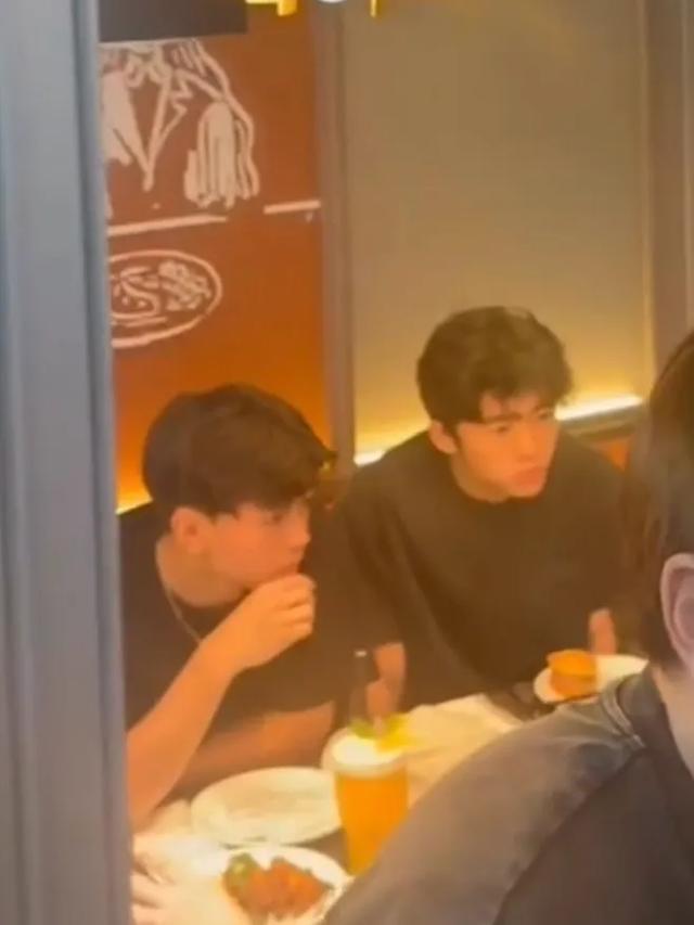 谢霆锋带俩儿子用饭，Lucas和小Q满脸崇拜看着爸爸，父子仨好温馨