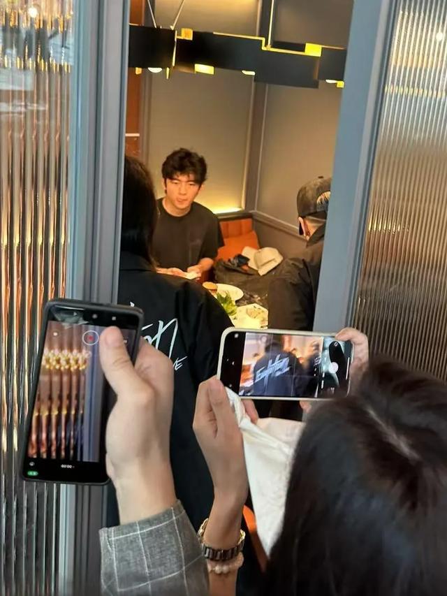 谢霆锋带俩儿子用饭，Lucas和小Q满脸崇拜看着爸爸，父子仨好温馨