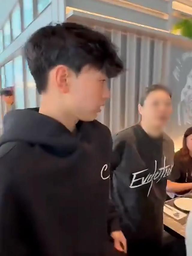 谢霆锋带俩儿子用饭，Lucas和小Q满脸崇拜看着爸爸，父子仨好温馨